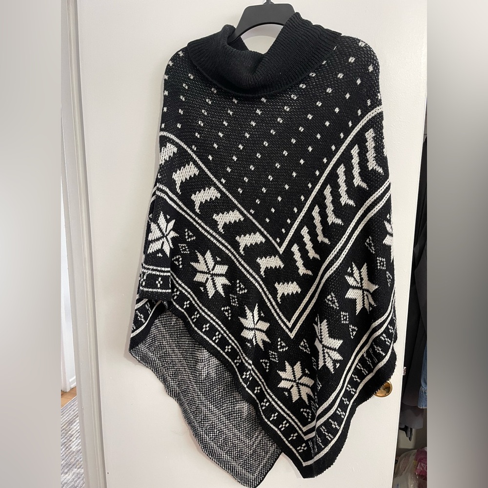 Black and White Patterned Women's poncho